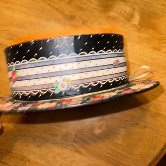 MARY ENGELBREIT LARGE FLORAL & BOW HAT And STORAGE BOX 10.5" X 9" X 3" W/tag - Picture 4 of 8